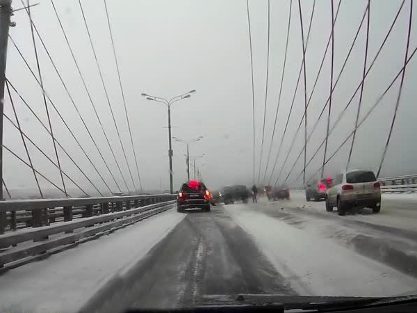 بالفيديو .. أربعة حوادث سير في آن واحد بسبب الثلوج