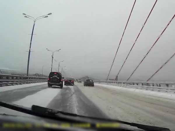 بالفيديو .. أربعة حوادث سير في آن واحد بسبب الثلوج