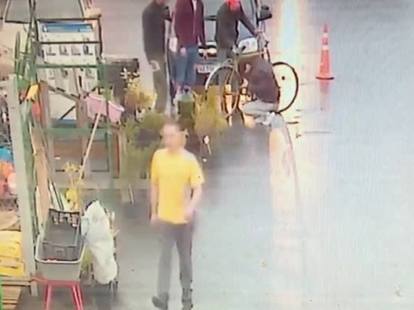 يقتل حلاقه بسبب تصفيفة شعر كلاسيكية .. فيديو