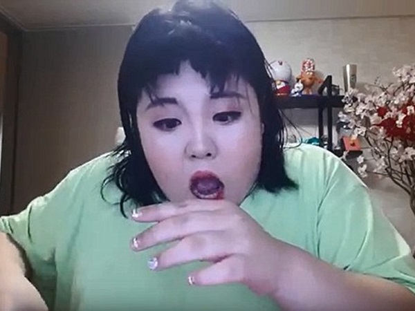 شاهد كيف أضرت مدونات التجميل بهذه المرأة