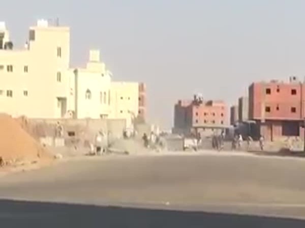 شاهد عمال باكستانيون وشجار عنيف بالأيدي
