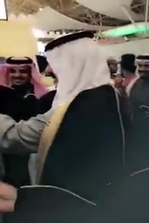 الأمير متعب بن عبد الله في ملتقى ألوان السعودية .. يضع العقال على رأس أحد المواطنين