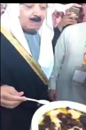 الأمير متعب بن عبد الله في ملتقى ألوان السعودية .. يضع العقال على رأس أحد المواطنين