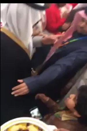 الأمير متعب بن عبد الله في ملتقى ألوان السعودية .. يضع العقال على رأس أحد المواطنين