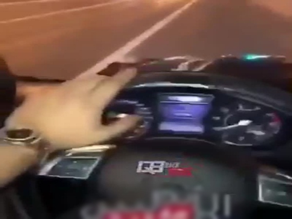 جوال يتسبب في حادث في الكويت