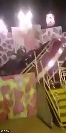 انهيار لعبة في مدينة ملاهي وإصابة 13 شخصًا .. فيديو