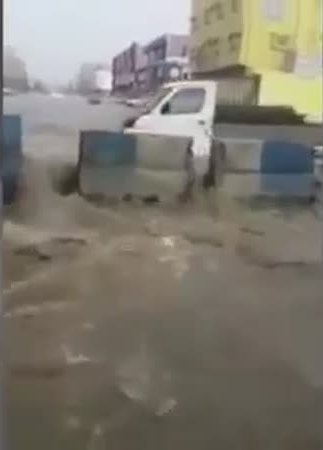 سيول غزيرة في المملكة تثير الرعب .. فيديو