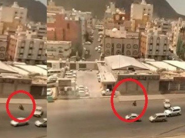 بالفيديو: سيارة تلاحق سائق دراجة نارية لدهسه في السعودية!
