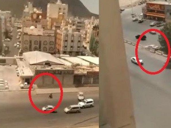 بالفيديو: سيارة تلاحق سائق دراجة نارية لدهسه في السعودية!