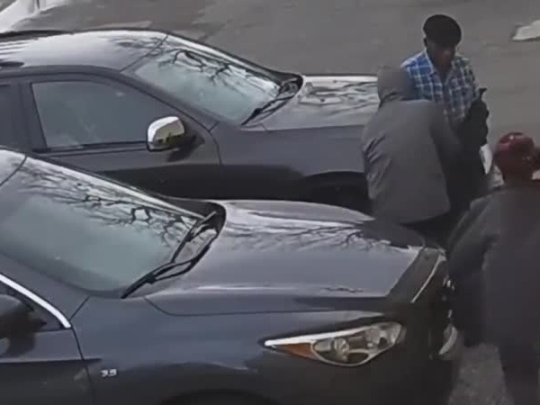 بالفيديو: عجوز ينقذ أخاه الثمانيني من لص حاول طعنه!