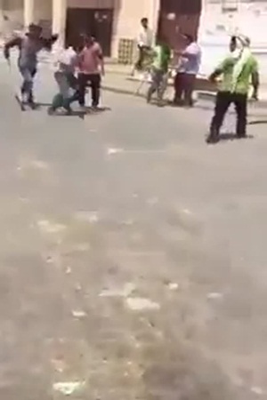 شاهد مشاجرة كبيرة وسقوط فتاة مغشيًا عليها