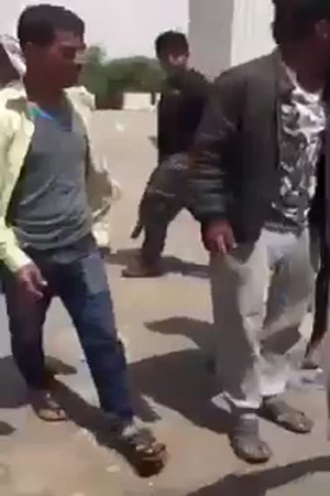 شاهد مشاجرة كبيرة وسقوط فتاة مغشيًا عليها