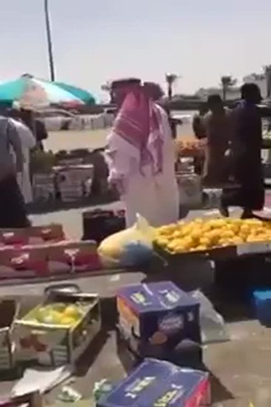 شاهد مشاجرة كبيرة وسقوط فتاة مغشيًا عليها