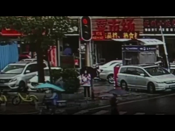 يسرق هاتفها ويهرب .. ليجد نفسه في مأزق أكبر .. بالفيديو