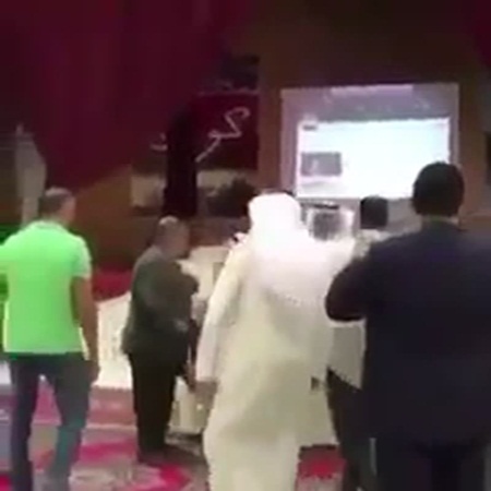 شاهد كيف تعامل المعلمون في حفل تخرج طالب فقد والده