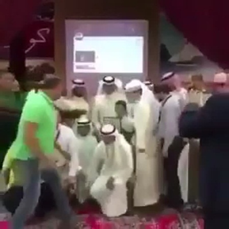 شاهد كيف تعامل المعلمون في حفل تخرج طالب فقد والده