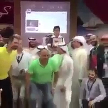 شاهد كيف تعامل المعلمون في حفل تخرج طالب فقد والده