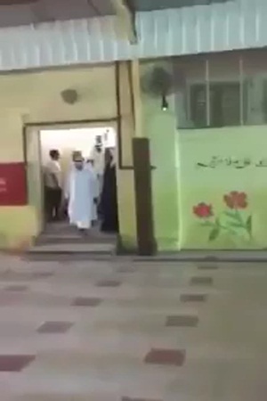 شاهد ماذا فعل المعلم لهذا الطفل فلاقى الاستحسان