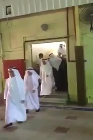شاهد ماذا فعل المعلم لهذا الطفل فلاقى الاستحسان
