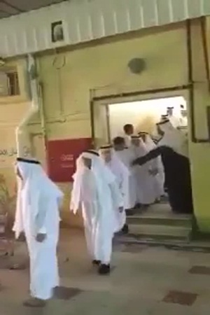 شاهد ماذا فعل المعلم لهذا الطفل فلاقى الاستحسان