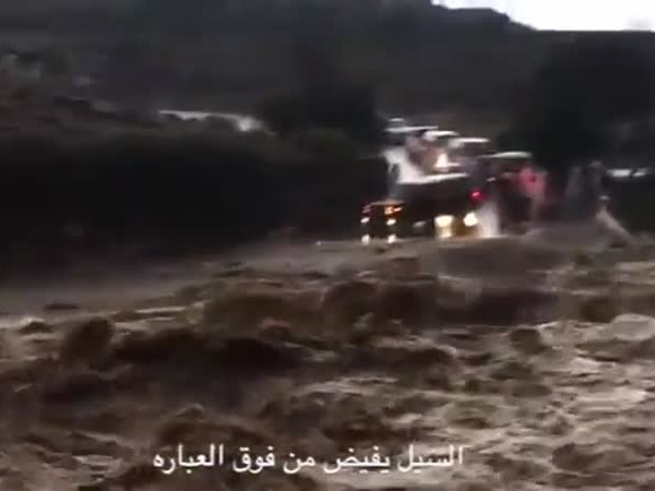 بالفيديو .. ينقذ عريس وعروسه من السيل الجارف