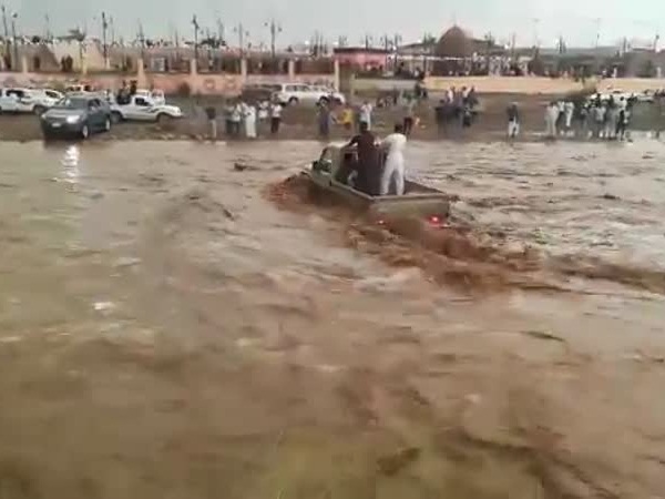 شاهد استهتار شباب وعبورهم السيول بالسيارة