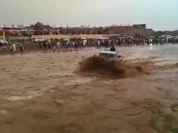 شاهد استهتار شباب وعبورهم السيول بالسيارة