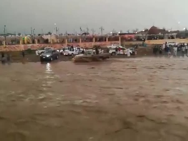 شاهد استهتار شباب وعبورهم السيول بالسيارة