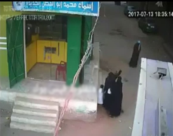 فيديو مزعج .. أب يقتل ابنه لدفاعه عن والدته
