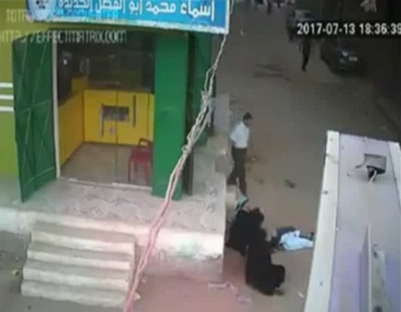 فيديو مزعج .. أب يقتل ابنه لدفاعه عن والدته