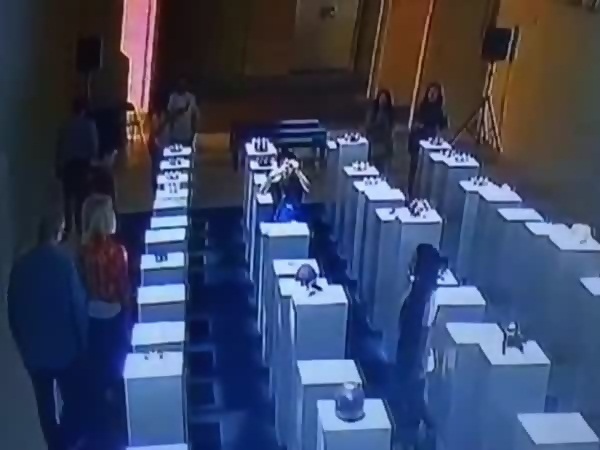 خسارة 200 ألف دولار بسبب صورة سيلفي .. فديو