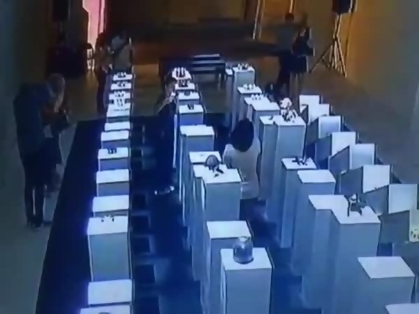 خسارة 200 ألف دولار بسبب صورة سيلفي .. فديو