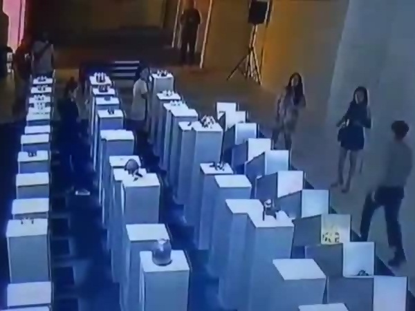 خسارة 200 ألف دولار بسبب صورة سيلفي .. فديو