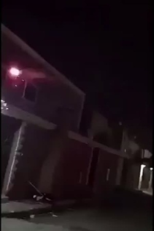 بالفيديو .. يطلقون النار على مبني للأيتام