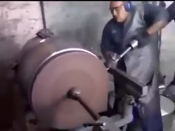 كيف يتم صناعة القدور .. إليك هذا الفيديو العجيب