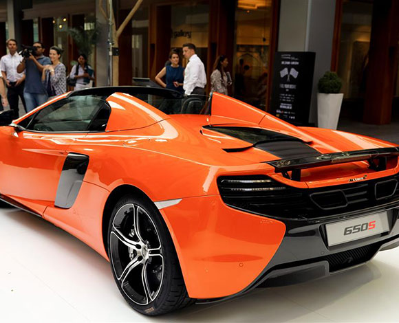 Motor Village يجمع السيارات الفارهة في دبي