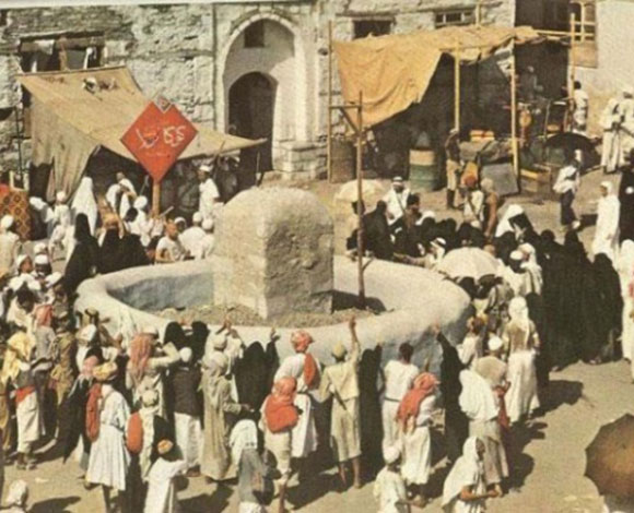 صور نادرة لأداء المسلمين مناسك الحج عام 1953