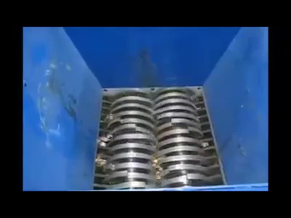 شاهد ماكينة مرعبة تفرم كل ما يقف في طريقها