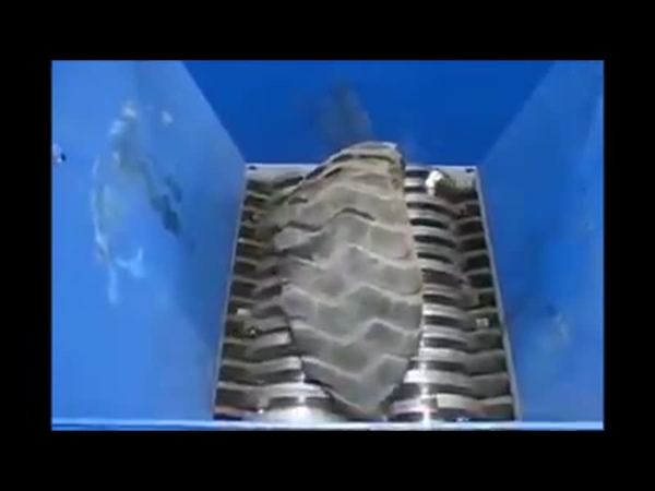 شاهد ماكينة مرعبة تفرم كل ما يقف في طريقها