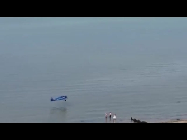 تحطم طائرة في البحر أثناء استعراض جوي
