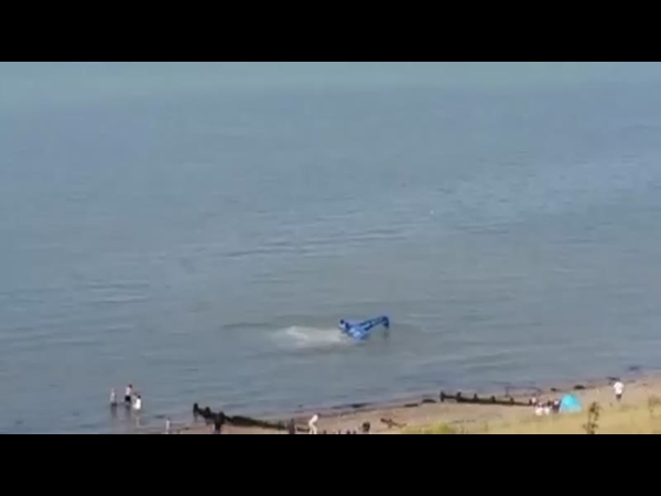 تحطم طائرة في البحر أثناء استعراض جوي