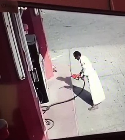 بالفيديو .. يشعل النار متعمدًا في محطة للوقود