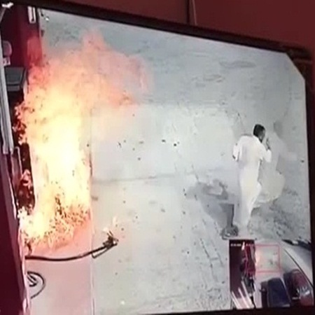 بالفيديو .. يشعل النار متعمدًا في محطة للوقود