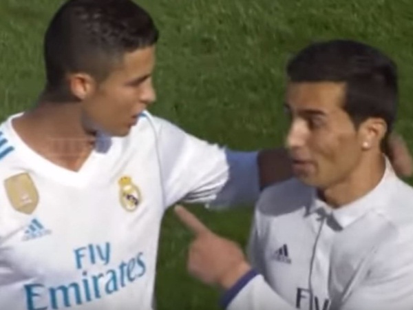 القبض على شبيه رونالدو بعد اقتحام المباراة .. فيديو