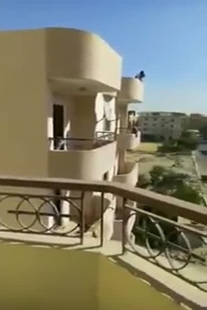 أشخاص يوثقون لحظة الاعتداء على سيدة وإخراجها من المنزل بملابس النوم