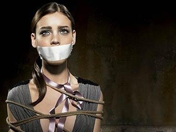 أشخاص يوثقون لحظة الاعتداء على سيدة وإخراجها من المنزل بملابس النوم