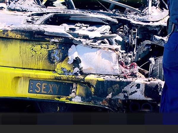 شاهد الشخص الأكثر نحسًا في العالم .. احترقت الفيراري وسرق بكافة الوسائل في نفس الوقت