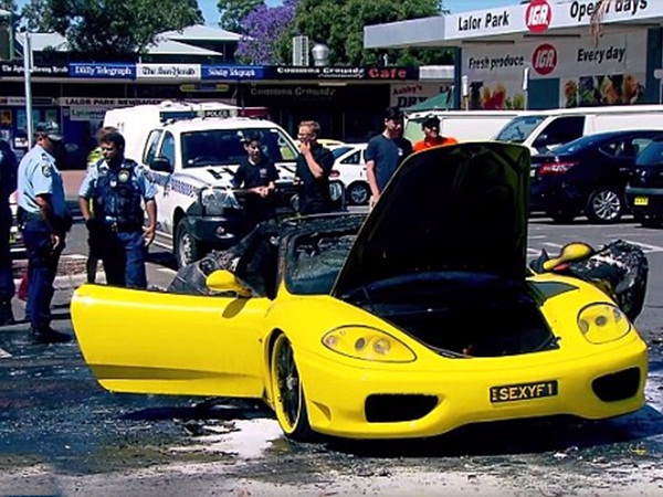 شاهد الشخص الأكثر نحسًا في العالم .. احترقت الفيراري وسرق بكافة الوسائل في نفس الوقت