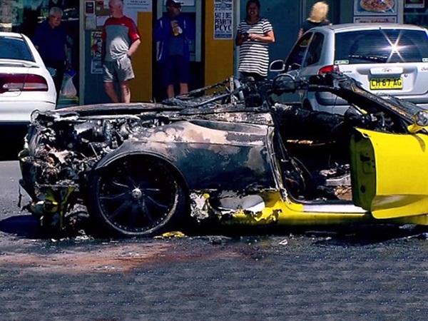 شاهد الشخص الأكثر نحسًا في العالم .. احترقت الفيراري وسرق بكافة الوسائل في نفس الوقت