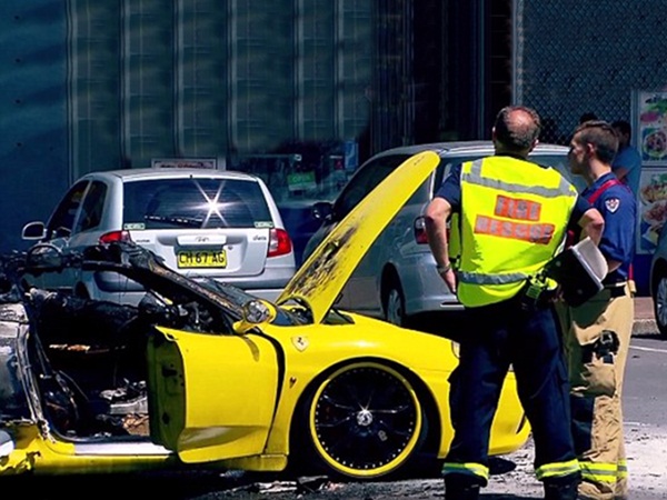 شاهد الشخص الأكثر نحسًا في العالم .. احترقت الفيراري وسرق بكافة الوسائل في نفس الوقت